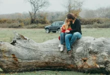 يحبك ولا يعترف.. كيف تكتشف مشاعر من يخفي الحب خلف الصمت؟