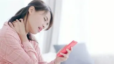 «كيف تحمي جسمك من أضرار الأجهزة الذكية؟ 6 نصائح عملية للحفاظ على صحتك 📱»