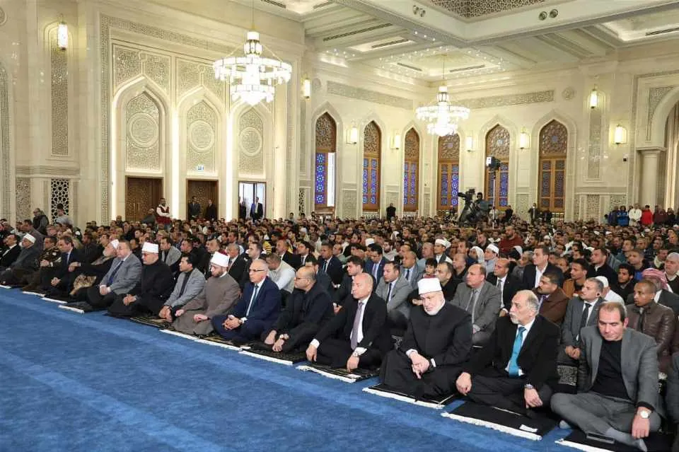 وزير الأوقاف يؤدي صلاة الجمعة بمسجد العزيز الحكيم بعد افتتاحه رسميًا بحضور الرئيس السيسي