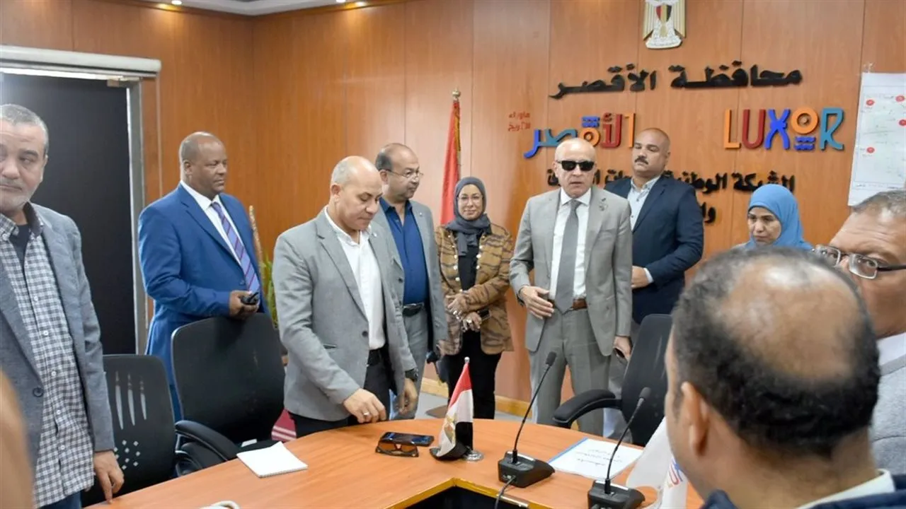 قرار مفاجئ في الأقصر.. تطبيق العمل عن بُعد يوم الأحد طوال أبريل واستثناء قطاعات حيوية