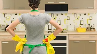 تنظيف السيراميك في المطبخ.. أفضل الطرق للحفاظ على اللمعان والنظافة
