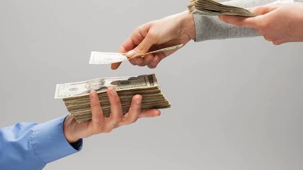 حكم القروض البنكية .. الفرق بين القرض الربوي والتمويل المباح