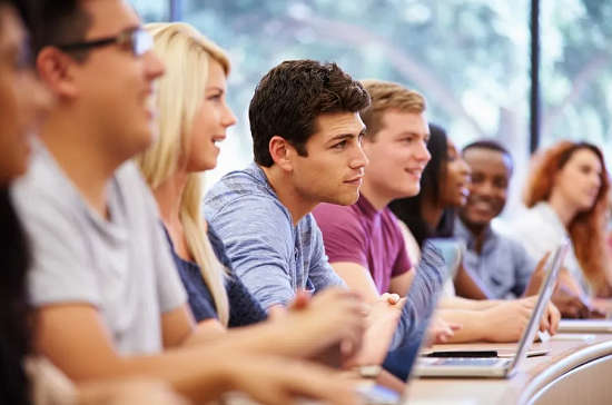 كيف تختار التخصص الجامعي المناسب؟ خطوات عملية قبل اتخاذ القرار