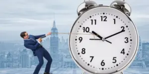 لماذا نشعر أن الوقت يمر أسرع كلما تقدمنا في العمر؟ تفسير نفسي مبسط