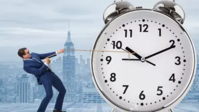 لماذا نشعر أن الوقت يمر أسرع كلما تقدمنا في العمر؟ تفسير نفسي مبسط