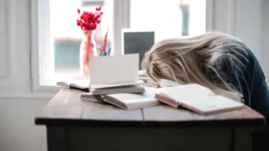 لماذا نؤجل المهام رغم معرفتنا بأهميتها؟ تفسير بسيط للتسويف وطرق التعامل معه