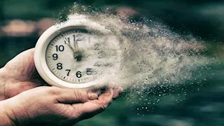 لماذا نشعر أن الوقت يمر أسرع كلما تقدمنا في العمر؟ تفسير نفسي مبسط